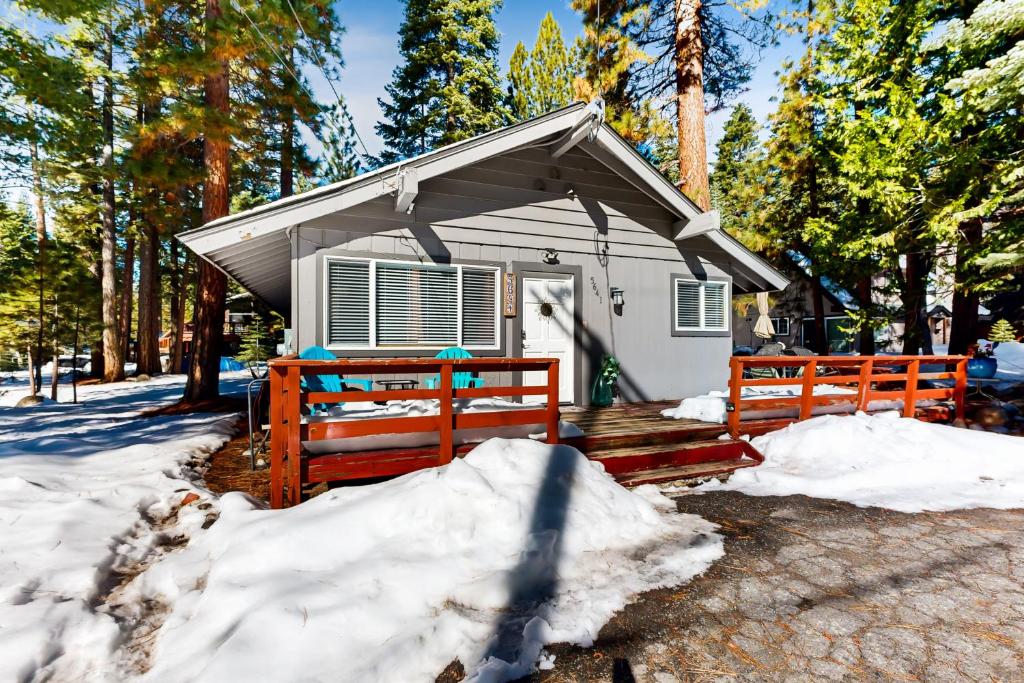 玛瑙湾Tahoe Twilight的雪中树林里的一个小房子