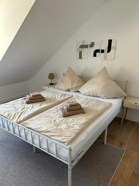 亚琛Wohnung mit großer Dachterrasse的一张带两个枕头的大白色床