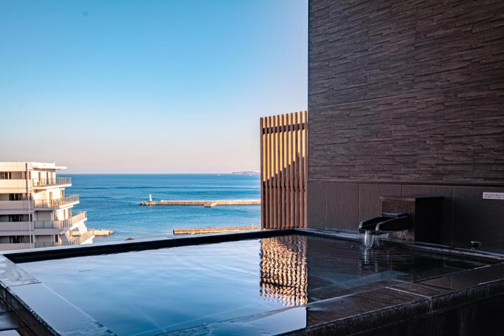 热海坎宜齐酒店的海景游泳池