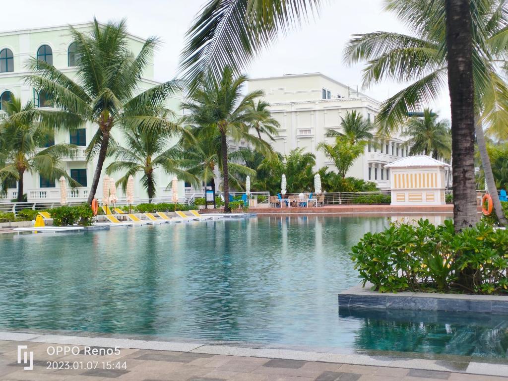 富国V&T Hotel的一座楼前棕榈树游泳池