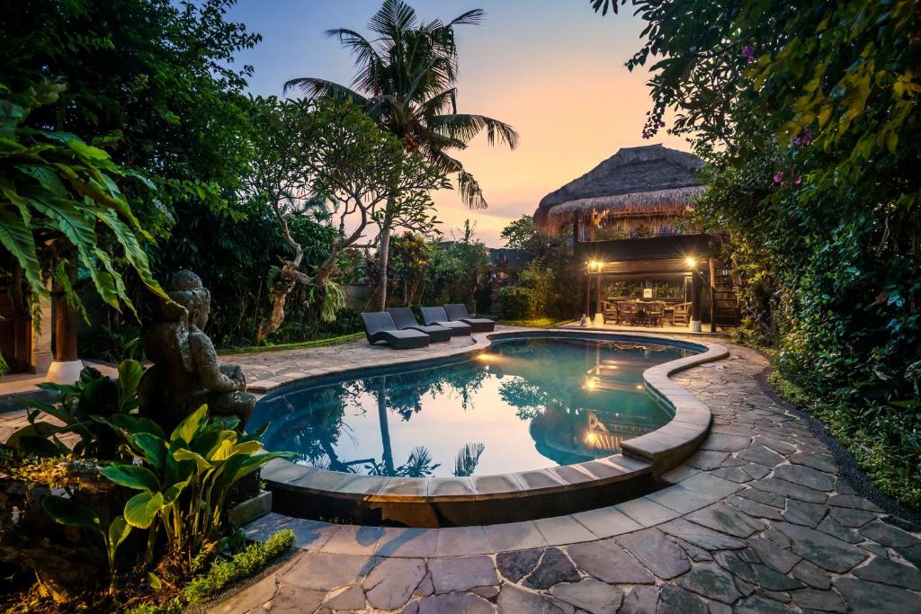乌布苏哈迪别墅度假屋的后院的游泳池