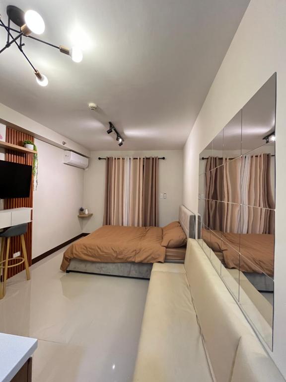 Lapu Lapu CityRichAirbnb Cebu的一间带两张床和一张沙发的卧室