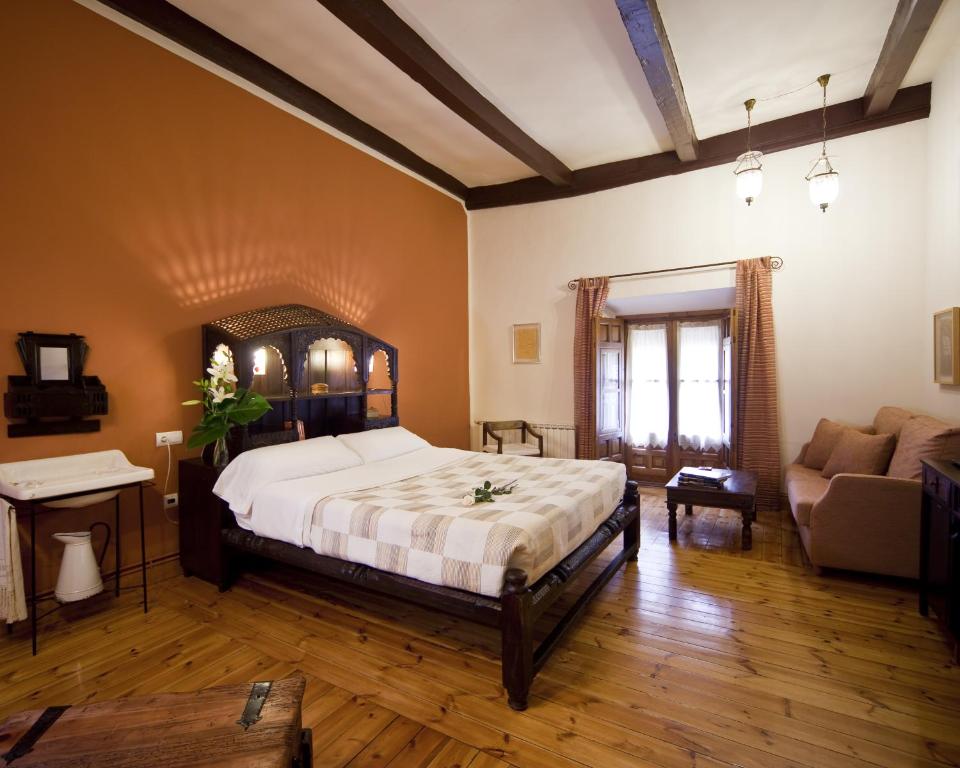 因凡特斯新镇Hotel Boutique La Morada de Juan de Vargas的一间卧室配有一张大床和一张沙发