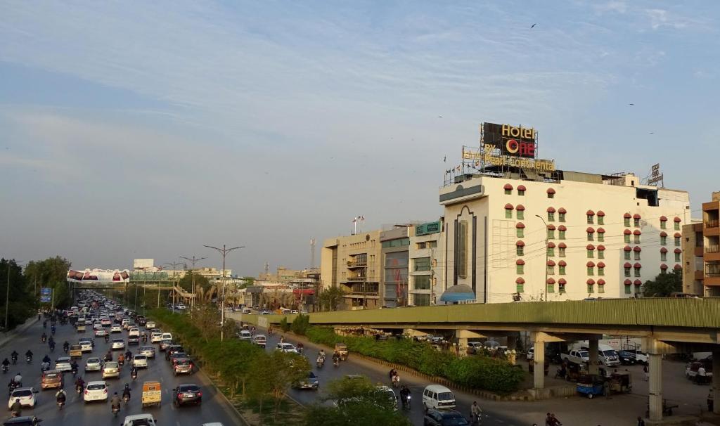卡拉奇Hotel One Karachi的繁忙的城市街道,充满了大量的交通