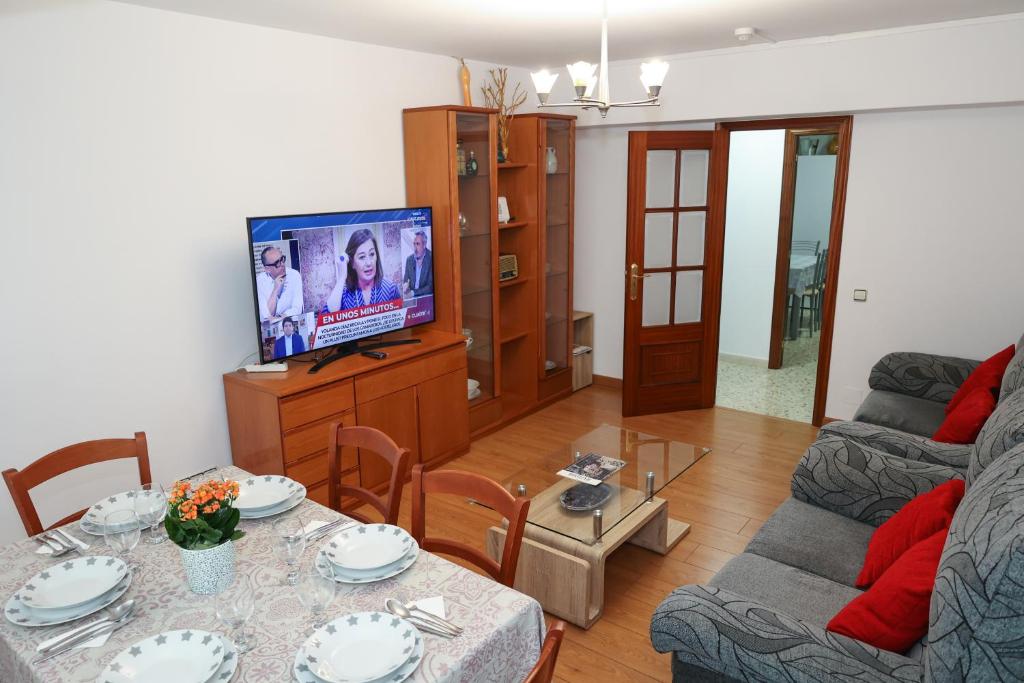 圣地亚哥－德孔波斯特拉Céntrico exterior amplio 110 m.的客厅配有桌子和电视
