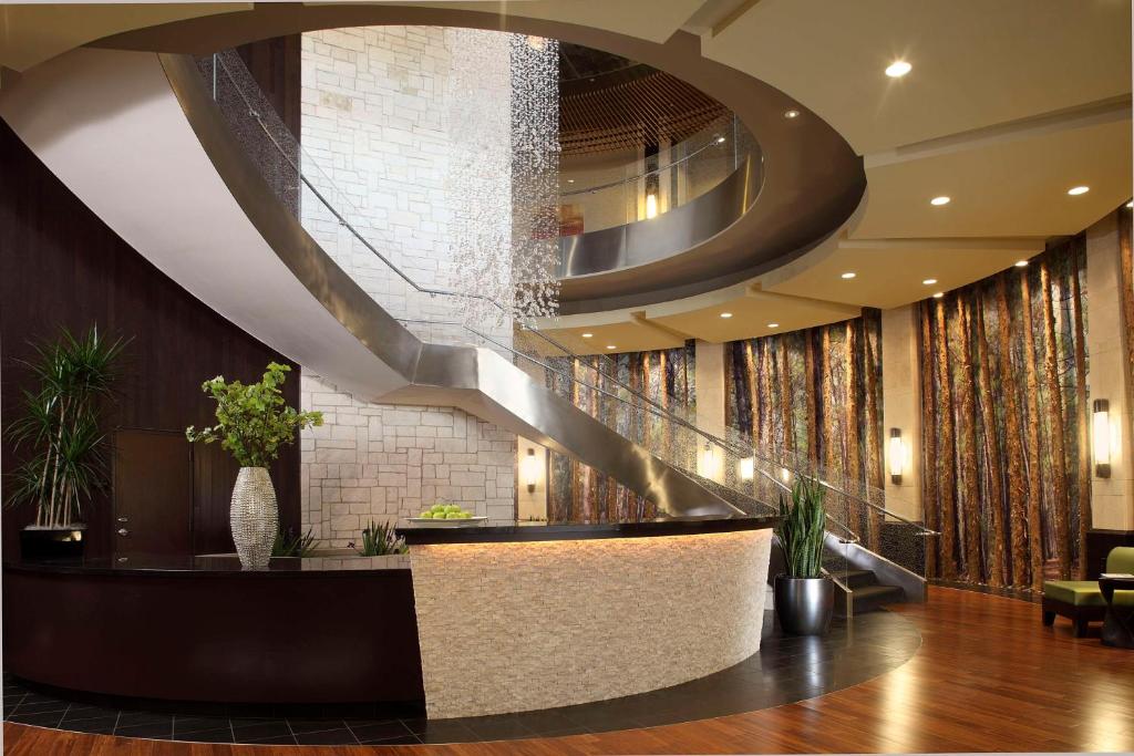 兀兰凯悦中心林地酒店的大厅,大楼内有一个螺旋楼梯