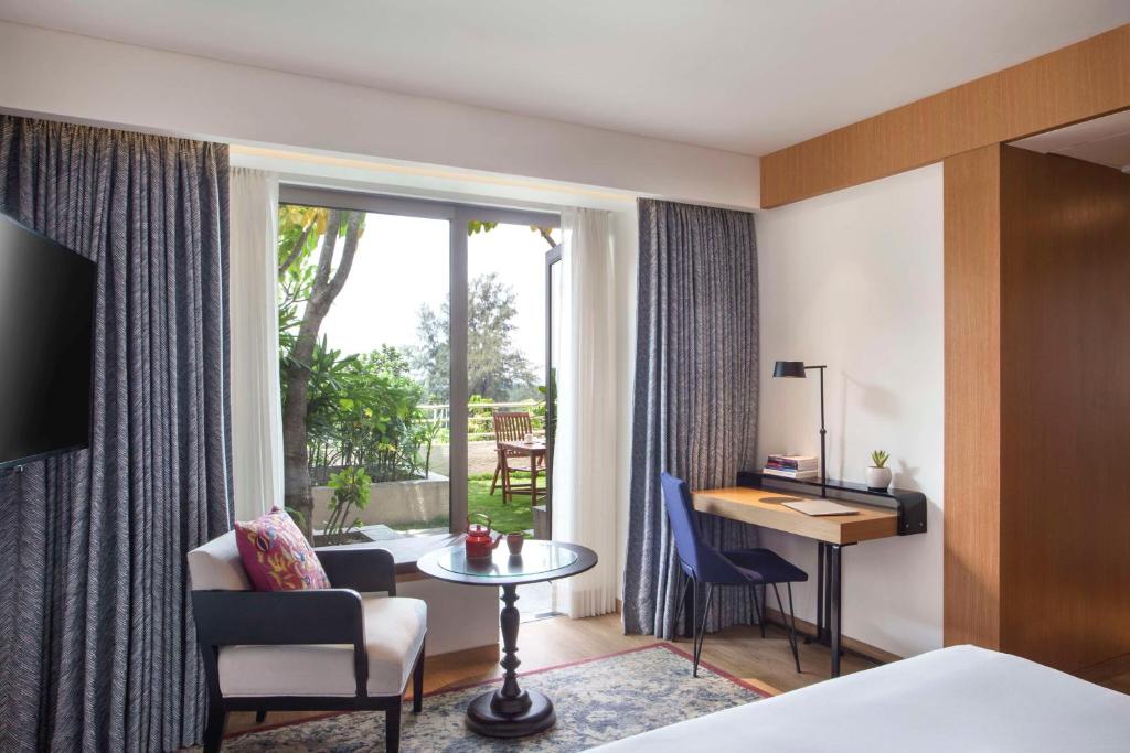 班加罗尔班加罗尔MG路凯悦中心酒店的配有一张床、一张书桌和一扇窗户的酒店客房