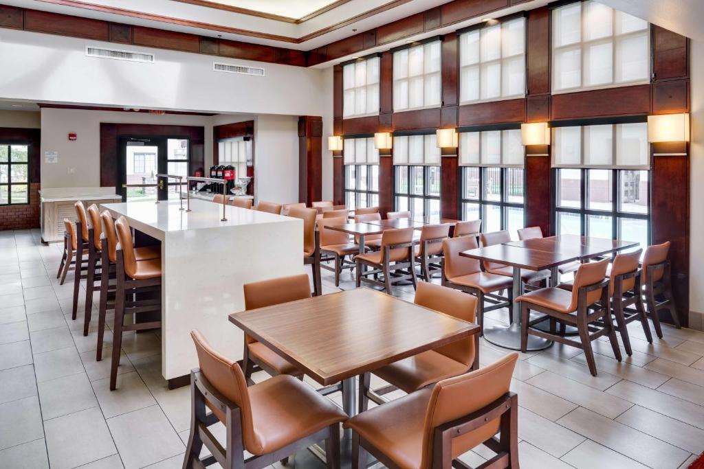 悦府波士顿沃尔瑟姆酒店餐厅或其他用餐的地方