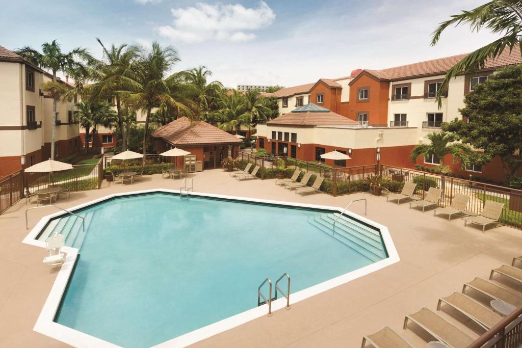 迈阿密迈阿密机场凯悦酒店的享有酒店游泳池的顶部景色