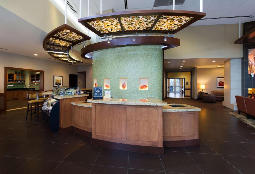 亚特兰大亚特兰大机场南广场凯悦酒店的酒店大堂设有前台和餐厅