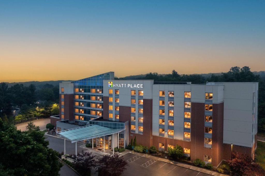 安卡斯维尔Hyatt Place Uncasville - Casino Area的享有酒店大楼的空中景致