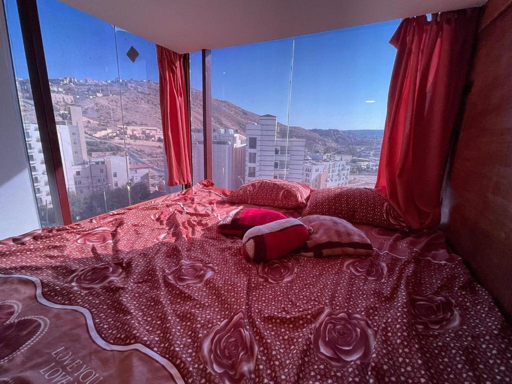 Ma‘āncabin hotel的市景客房的一张床位