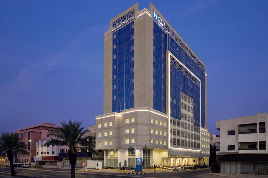 吉达Hyatt House Jeddah Sari Street的一座高大的建筑,有很多窗户