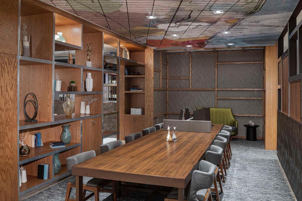 纽约Hyatt Place New York City - Times Square的一间配有木桌和椅子的会议室