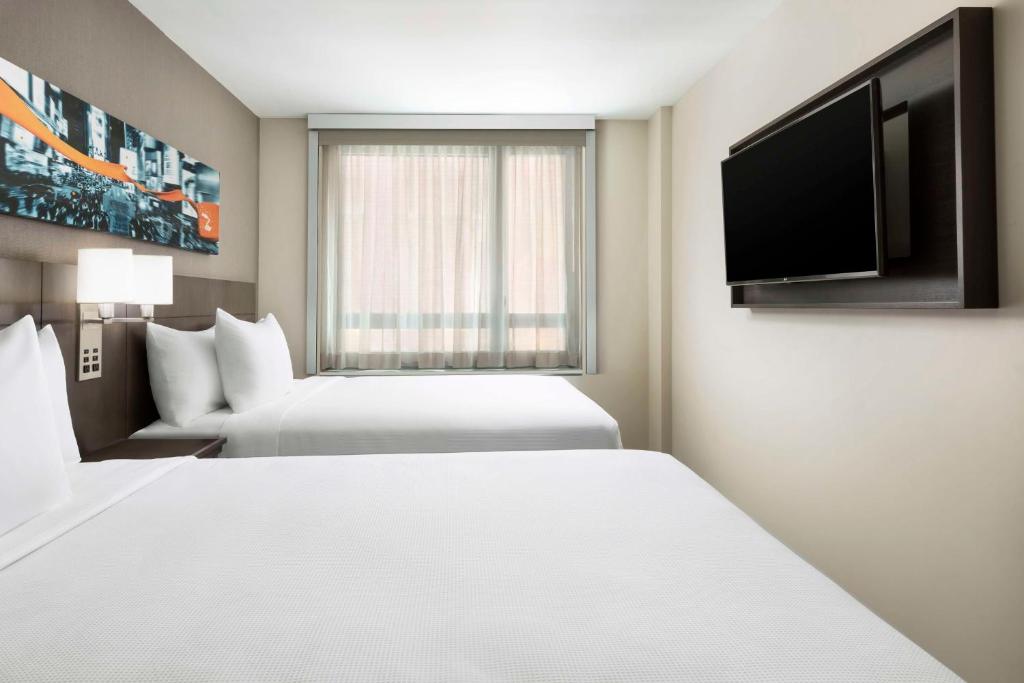 Hyatt Place New York City - Times Square客房内的一张或多张床位