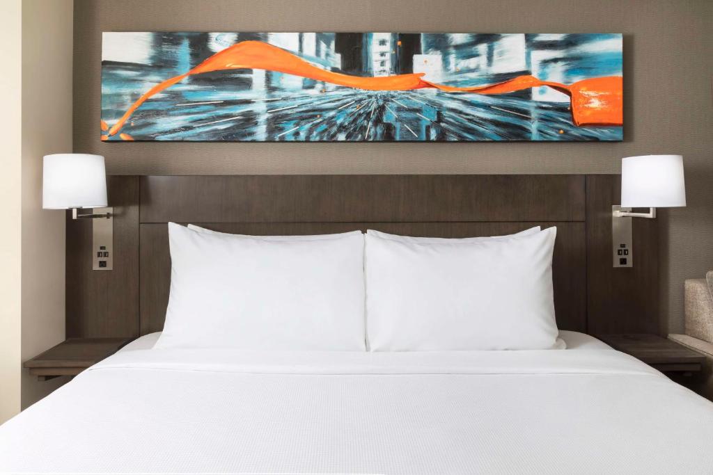 Hyatt Place New York City - Times Square客房内的一张或多张床位