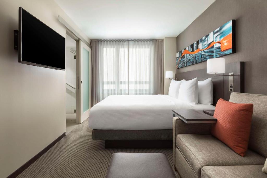 纽约Hyatt Place New York City - Times Square的配有床和沙发的酒店房间