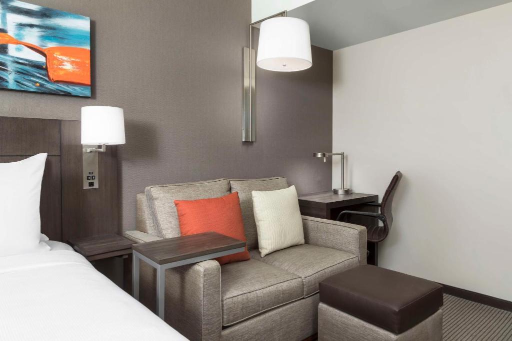 Hyatt Place New York City - Times Square的电视和&#47;或娱乐中心