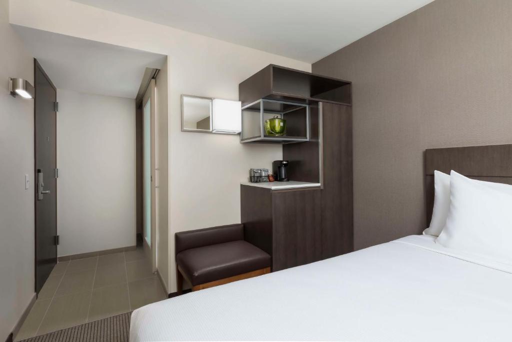 纽约Hyatt Place New York City - Times Square的一间带床和椅子的酒店房间