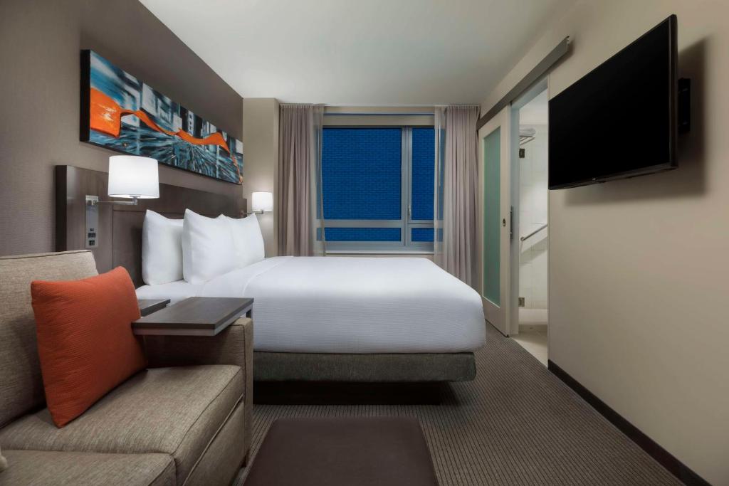 Hyatt Place New York City - Times Square的电视和&#47;或娱乐中心