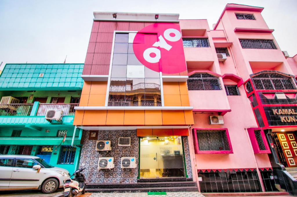 贾姆谢德布尔OYO Flagship Dream Connect的粉红色的建筑,上面有小猫的标志