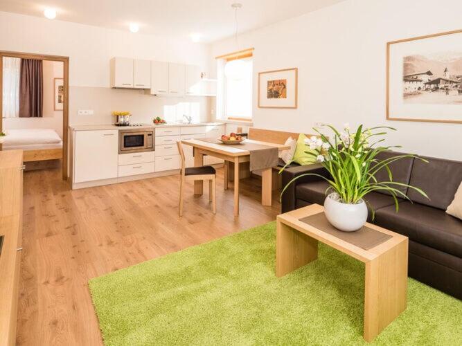 Amazing apartment in a green environment的厨房或小厨房