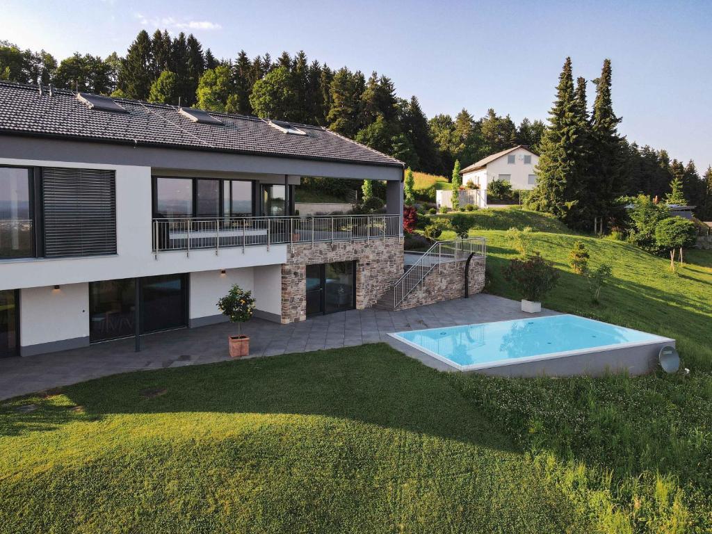 Greim15 --- Apartment mit Fernsicht und Pool 50m2的庭院中带游泳池的房子