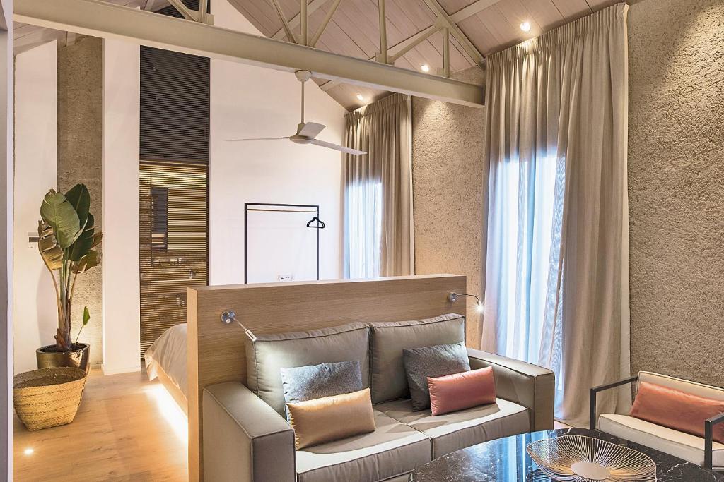 科尔多瓦HomeSuiteHome Córdoba的带沙发和玻璃桌的客厅