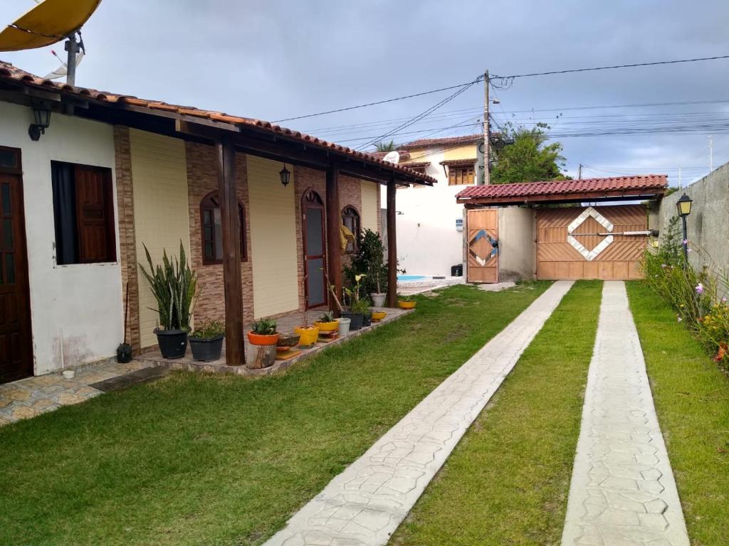 桑塔克鲁茨卡巴利亚Cantinho da Margarete的一座带绿色草坪的房屋的后院