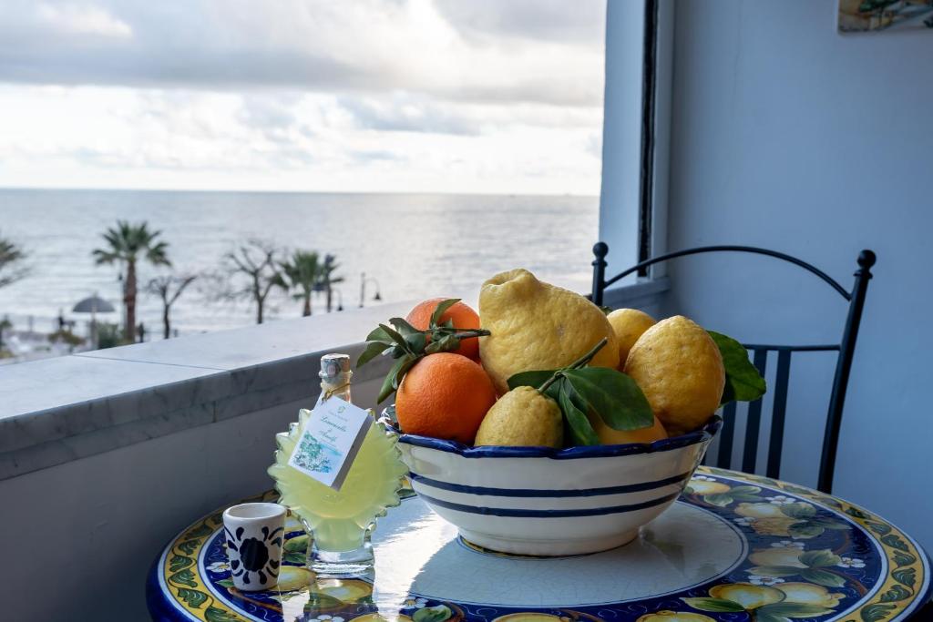 马奥莱Maiori Apartment by Marcel的桌上的水果盘,享有海景