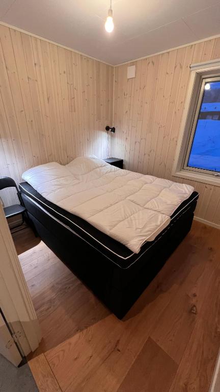 萨伦Perfect winterhouse in Sälen的窗户客房内的一张大床