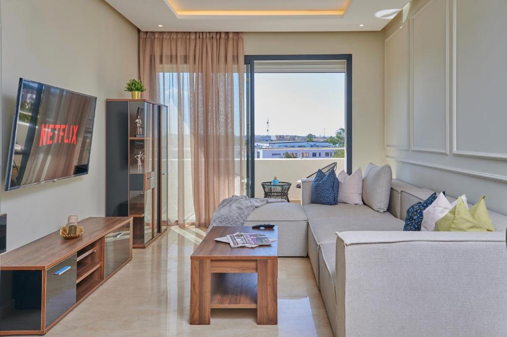 拉巴特YourPlace Rabat - Royal Residence的客厅配有沙发和桌子