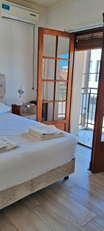 瓜莱瓜伊DUPLEX的一间卧室设有一张床和一个滑动玻璃门