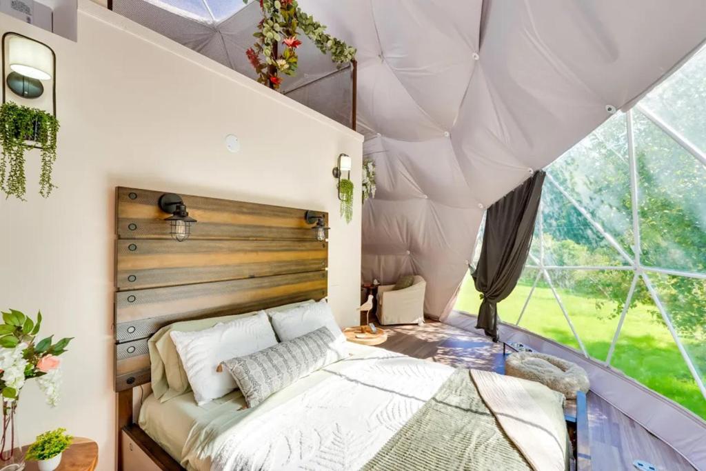 蒙蒂塞洛Unique Escapes - Nature Lovers Geodome的帐篷内一间卧室,配有一张床