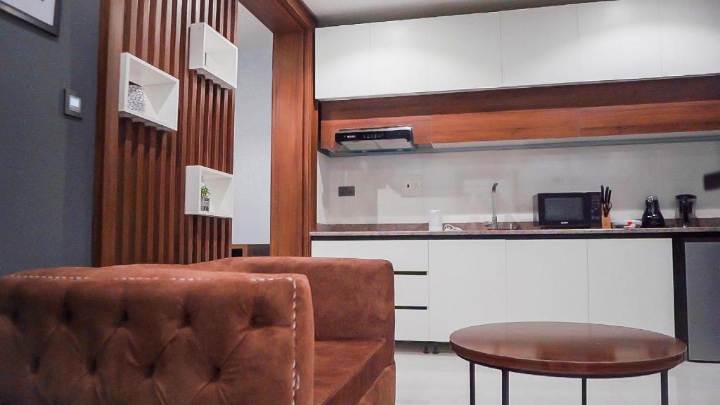 阿布贾Cedarwood Apartments的客厅配有椅子和桌子