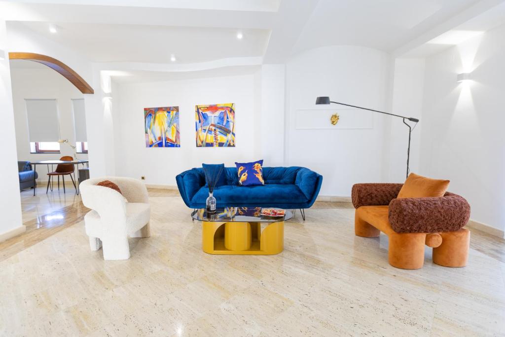 CimitileVilla Vetrano的客厅配有蓝色的沙发和椅子