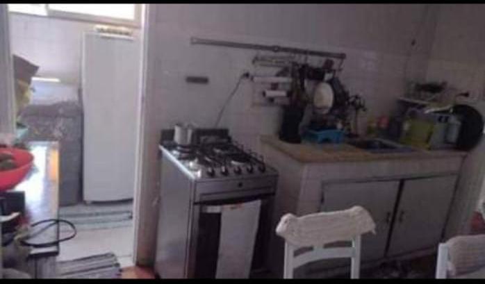尼泰罗伊Tita's House的厨房配有炉灶、水槽和冰箱。