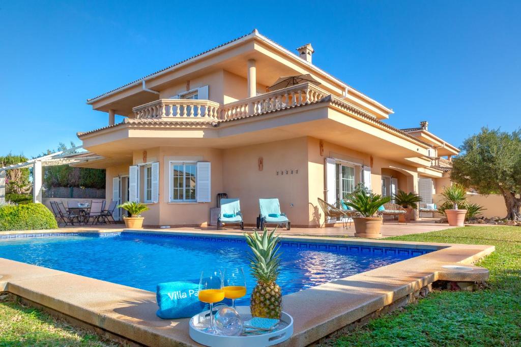 马略卡岛帕尔马Villa Palmera的别墅前设有游泳池