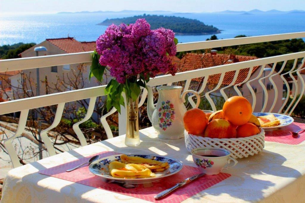 普利莫顿Apartments Tonći and Iris的水果盘和花瓶的桌子