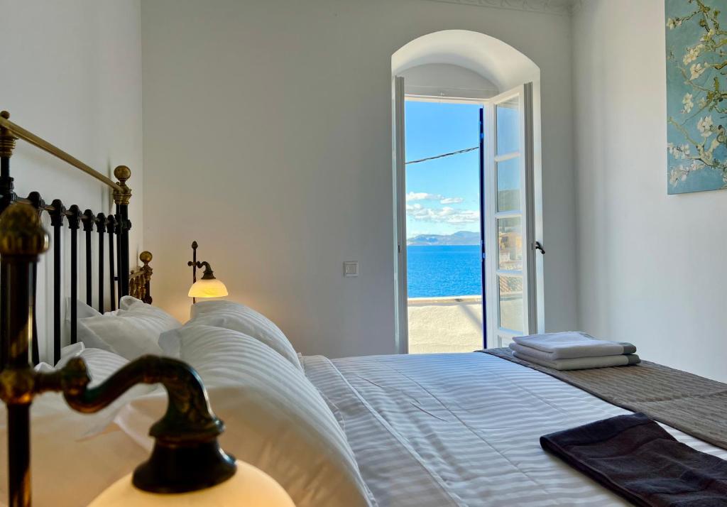 伊兹拉Villa Sunset的一间卧室设有一张床,享有海景