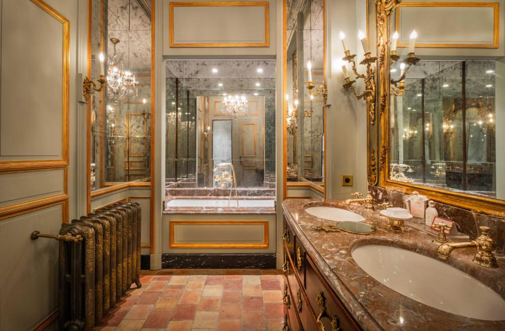 ReugnyRelais & Château Louise de La Vallière的一间带两个盥洗盆和淋浴的浴室