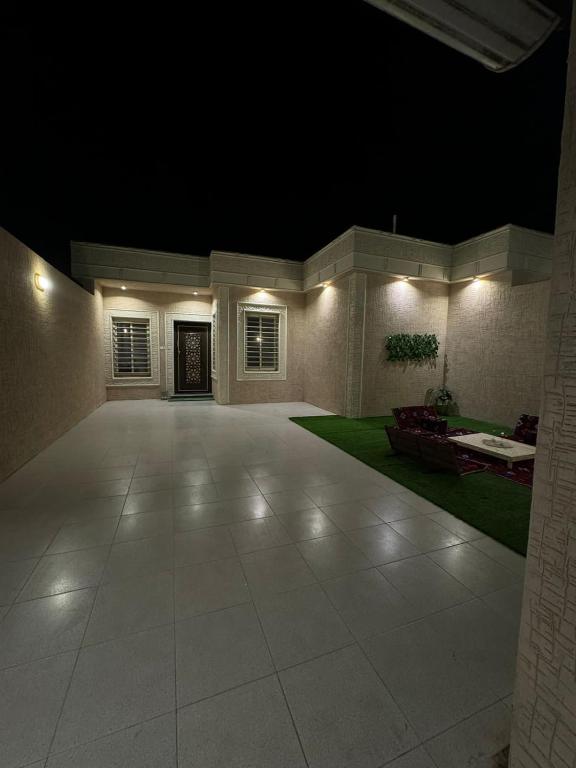 海米斯穆谢特الجود مخيم شقة استراحة بيت的一间宽敞的空房间,晚上设有庭院