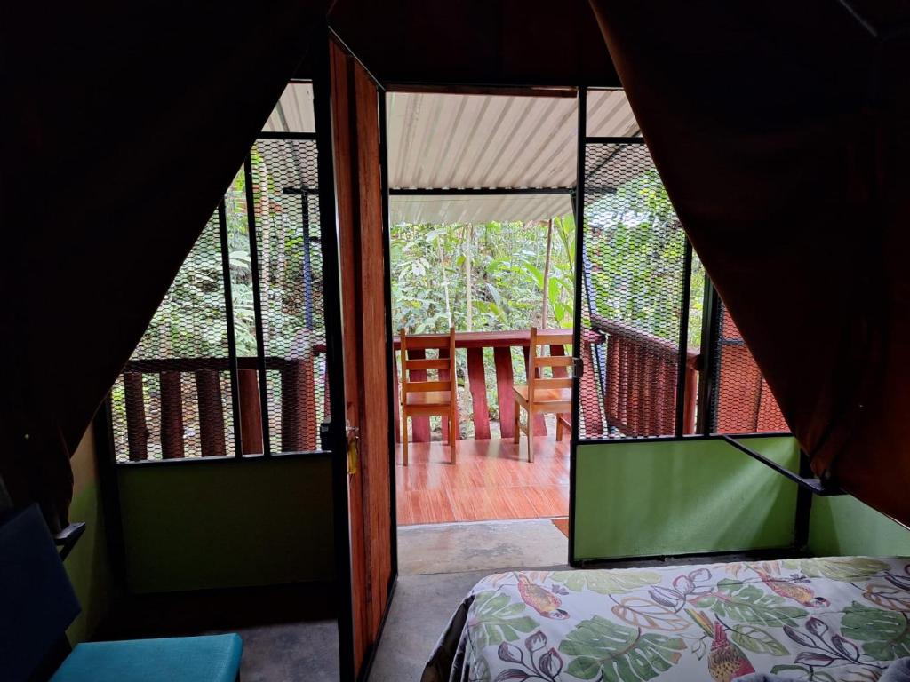 TigraGuapote Lodge的客房享有带一张床和一个阳台的美景。