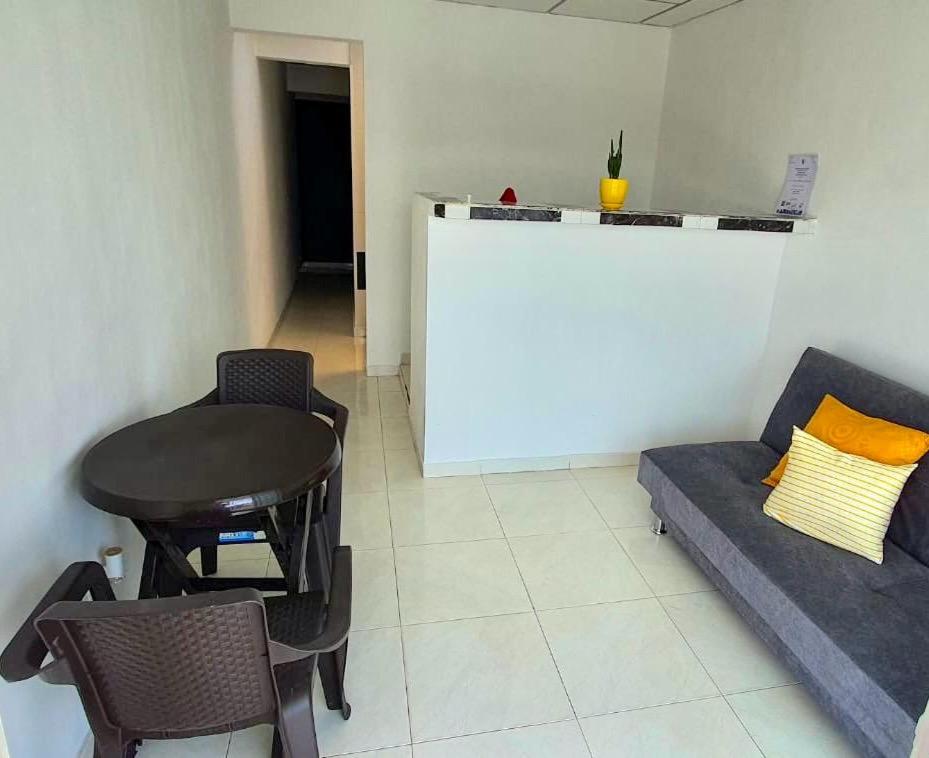 库库塔Acogedor Apartaestudio cerca al aeropuerto的客厅配有沙发和桌子