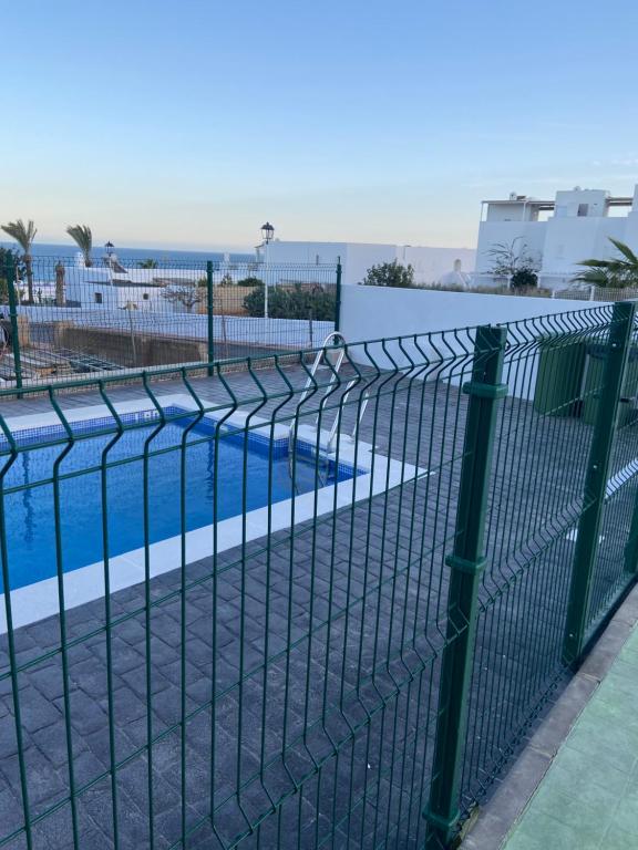 莫哈卡尔Mojacar Luxury的游泳池前的围栏
