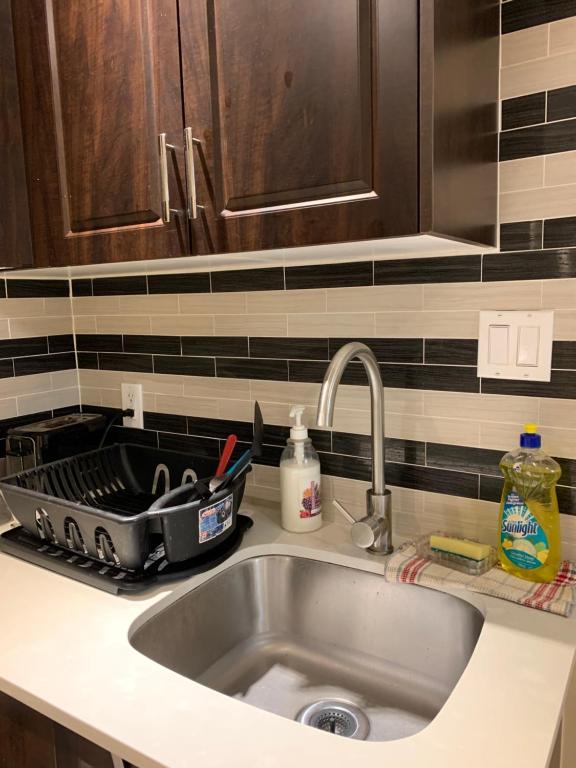 多伦多Glaive Home的厨房柜台设有水槽和水槽
