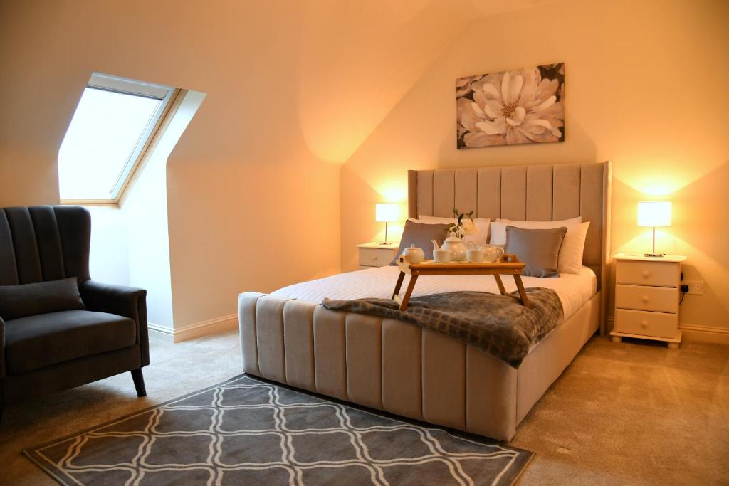 CastlereaLisalway Country Lodge的一间卧室配有一张床、一把椅子和一张桌子