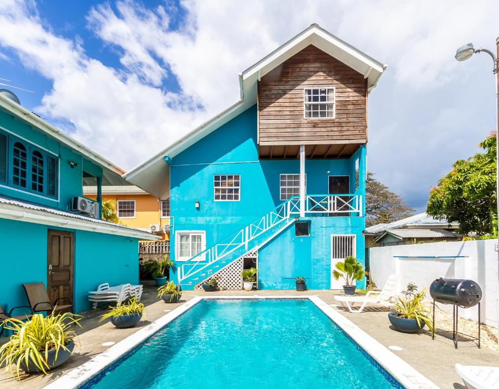 Bon AccordBeach Studio in Crown Point的蓝色的房子,前面设有一个游泳池