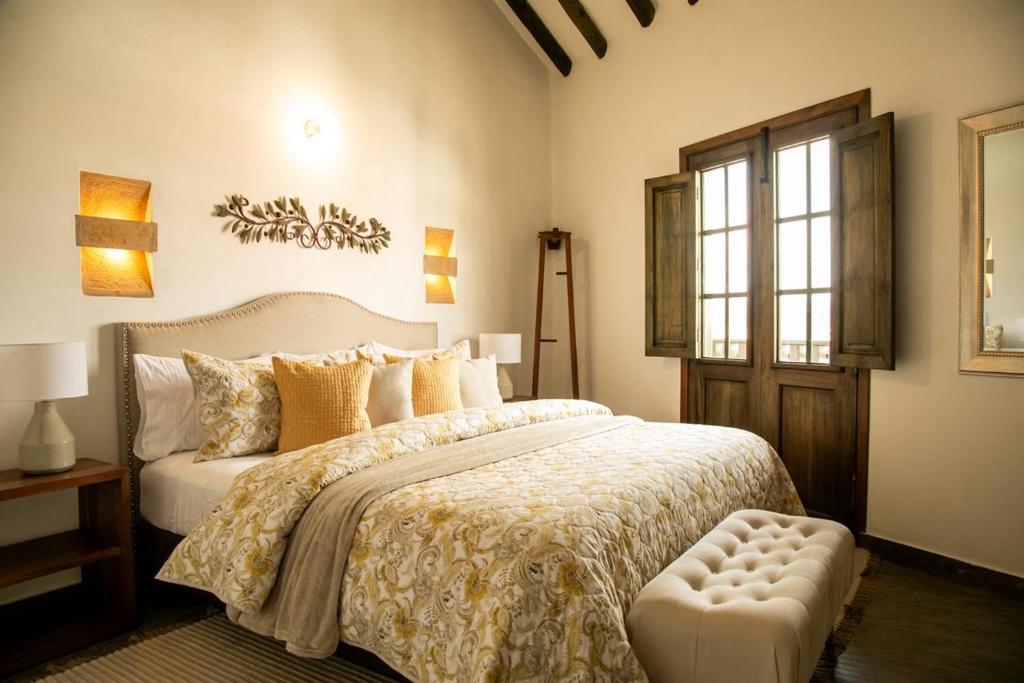 莱瓦镇Santa Lucía Casa Hotel的一间卧室设有一张大床和一个窗户。