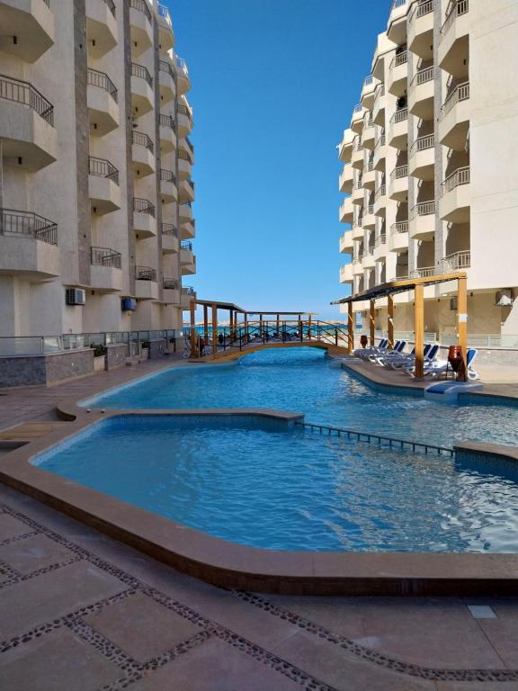 赫尔格达La Quinta Heights的两栋建筑中间的一个大型游泳池